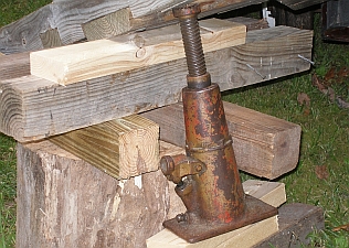 Railroad jack can lift 20 tonnes